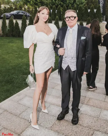 "Любовник" Полины Дибровой судится с бывшей женой за опеку над шестью детьми "Любовник" Полины Дибровой судится с бывшей женой за опеку над шестью детьми