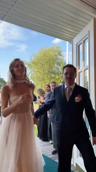 Михаил Галустян и Иванушки International, драка за букет невесты с участием дочери жениха и выкуп за 5 млн рублей: как прошла свадьба Павла Деревянко Михаил Галустян и Иванушки International, драка за букет невесты с участием дочери жениха и выкуп за 5 млн рублей: как прошла свадьба Павла Деревянко