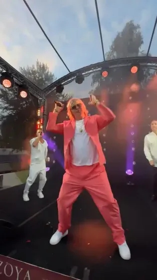 Михаил Галустян и Иванушки International, драка за букет невесты с участием дочери жениха и выкуп за 5 млн рублей: как прошла свадьба Павла Деревянко Михаил Галустян и Иванушки International, драка за букет невесты с участием дочери жениха и выкуп за 5 млн рублей: как прошла свадьба Павла Деревянко