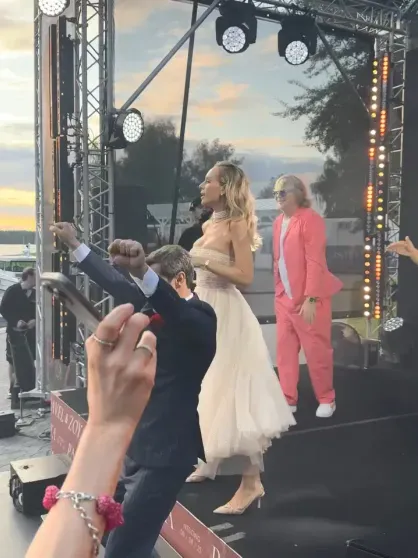 Михаил Галустян и Иванушки International, драка за букет невесты с участием дочери жениха и выкуп за 5 млн рублей: как прошла свадьба Павла Деревянко Михаил Галустян и Иванушки International, драка за букет невесты с участием дочери жениха и выкуп за 5 млн рублей: как прошла свадьба Павла Деревянко