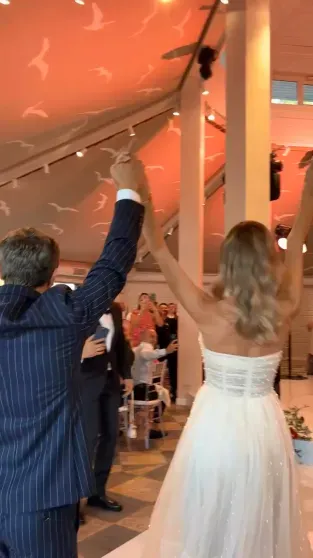 Михаил Галустян и Иванушки International, драка за букет невесты с участием дочери жениха и выкуп за 5 млн рублей: как прошла свадьба Павла Деревянко Михаил Галустян и Иванушки International, драка за букет невесты с участием дочери жениха и выкуп за 5 млн рублей: как прошла свадьба Павла Деревянко