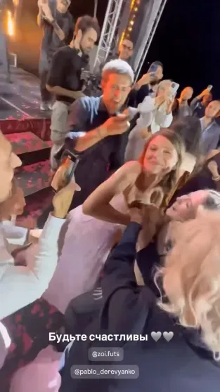 Михаил Галустян и Иванушки International, драка за букет невесты с участием дочери жениха и выкуп за 5 млн рублей: как прошла свадьба Павла Деревянко Михаил Галустян и Иванушки International, драка за букет невесты с участием дочери жениха и выкуп за 5 млн рублей: как прошла свадьба Павла Деревянко