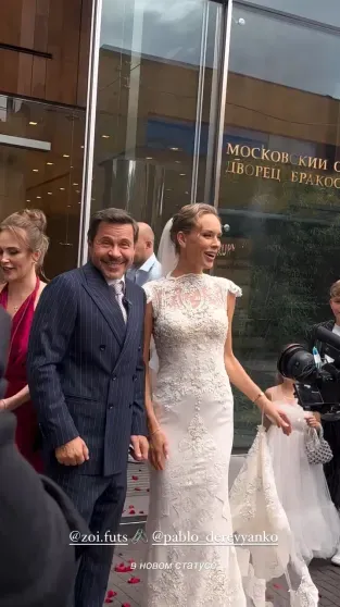 Михаил Галустян и Иванушки International, драка за букет невесты с участием дочери жениха и выкуп за 5 млн рублей: как прошла свадьба Павла Деревянко Михаил Галустян и Иванушки International, драка за букет невесты с участием дочери жениха и выкуп за 5 млн рублей: как прошла свадьба Павла Деревянко