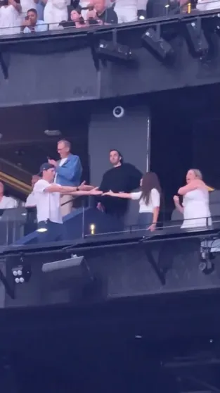 "Отменённых" Милу Кунис и Эштона Кутчера впервые за долгое время засняли на публике "Отменённых" Милу Кунис и Эштона Кутчера впервые за долгое время засняли на публике