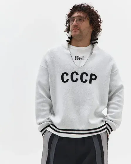 Сергей Лавров прибыл на Аляску в свитере с надписью "СССР" челябинского бренда. Его тут же раскупили Сергей Лавров прибыл на Аляску в свитере с надписью "СССР" челябинского бренда. Его тут же раскупили