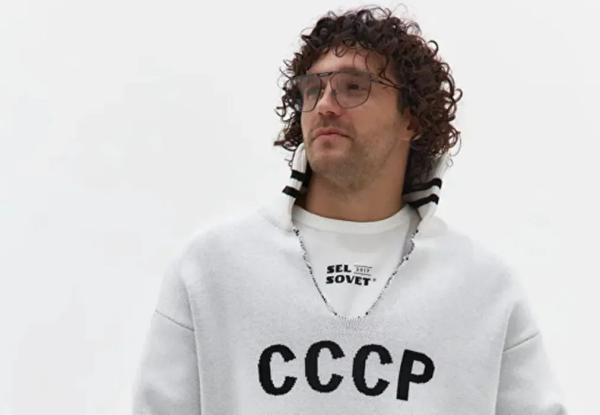 Сергей Лавров прибыл на Аляску в свитере с надписью "СССР" челябинского бренда. Его тут же раскупили Сергей Лавров прибыл на Аляску в свитере с надписью "СССР" челябинского бренда. Его тут же раскупили