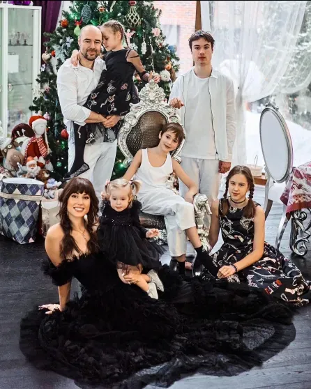 "Всё у нас в порядке". Полина Диброва продолжает отрицать развод с мужем из-за своей "измены" "Всё у нас в порядке". Полина Диброва продолжает отрицать развод с мужем из-за своей "измены"