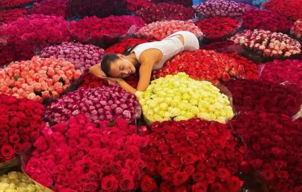 15 тысяч и одна роза: Григорий Лепс "искупал" 19-летнюю невесту в цветах 15 тысяч и одна роза: Григорий Лепс "искупал" 19-летнюю невесту в цветах