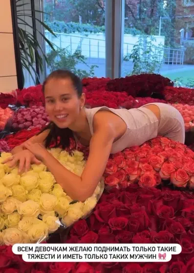 15 тысяч и одна роза: Григорий Лепс "искупал" 19-летнюю невесту в цветах 15 тысяч и одна роза: Григорий Лепс "искупал" 19-летнюю невесту в цветах