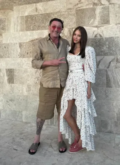 15 тысяч и одна роза: Григорий Лепс "искупал" 19-летнюю невесту в цветах 15 тысяч и одна роза: Григорий Лепс "искупал" 19-летнюю невесту в цветах