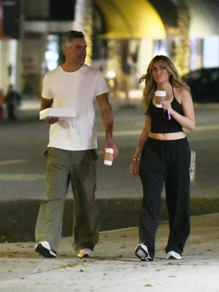 
                Бывший муж Джессики Альбы замечен с новой пассией            