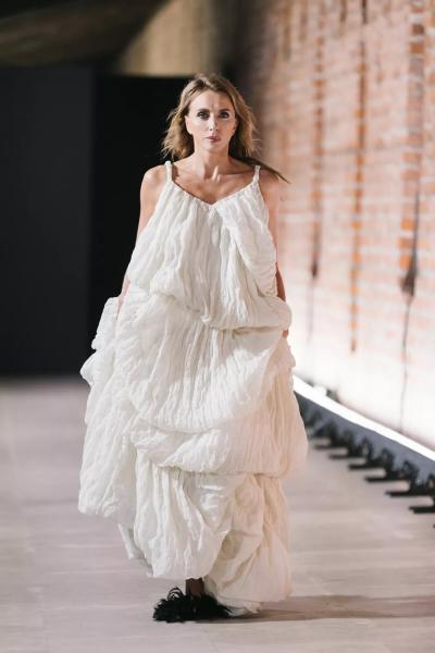 Виктория Шелягова на подиуме, Софья Эрнст — среди гостей: как прошел показ Алены Ахмадуллиной
Виктория Шелягова на подиуме, Софья Эрнст — среди гостей: как прошел показ Алены Ахмадуллиной