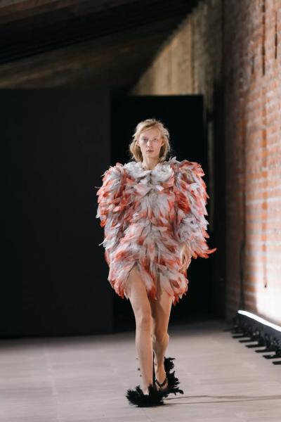 Виктория Шелягова на подиуме, Софья Эрнст — среди гостей: как прошел показ Алены Ахмадуллиной
Виктория Шелягова на подиуме, Софья Эрнст — среди гостей: как прошел показ Алены Ахмадуллиной