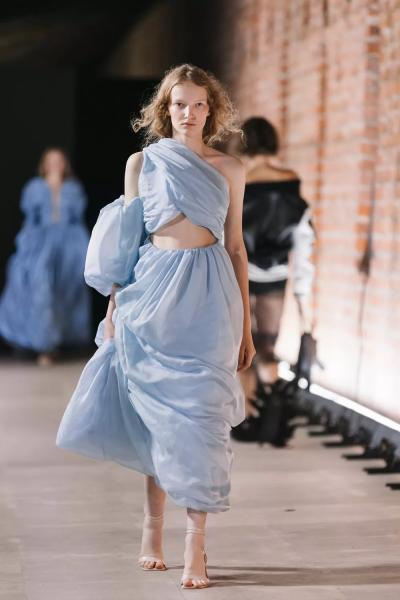 Виктория Шелягова на подиуме, Софья Эрнст — среди гостей: как прошел показ Алены Ахмадуллиной
Виктория Шелягова на подиуме, Софья Эрнст — среди гостей: как прошел показ Алены Ахмадуллиной