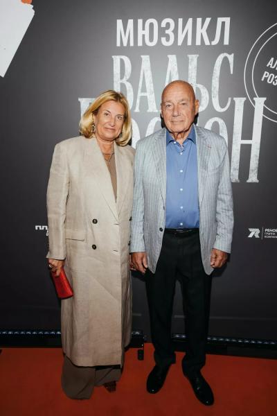 Алеся Кафельникова, Лариса Долина, Михаил Шуфутинский и другие на премьере мюзикла "Вальс-бостон"
Алеся Кафельникова, Лариса Долина, Михаил Шуфутинский и другие на премьере мюзикла "Вальс-бостон"