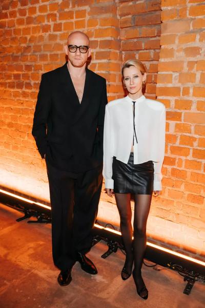 Виктория Шелягова на подиуме, Софья Эрнст — среди гостей: как прошел показ Алены Ахмадуллиной
Виктория Шелягова на подиуме, Софья Эрнст — среди гостей: как прошел показ Алены Ахмадуллиной