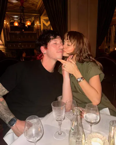 Дебби Райан ждёт первого ребёнка от барабанщика Twenty One Pilots Джоша Дана Дебби Райан ждёт первого ребёнка от барабанщика Twenty One Pilots Джоша Дана