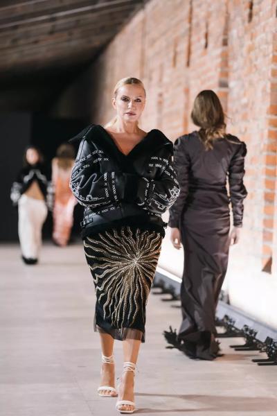 Виктория Шелягова на подиуме, Софья Эрнст — среди гостей: как прошел показ Алены Ахмадуллиной
Виктория Шелягова на подиуме, Софья Эрнст — среди гостей: как прошел показ Алены Ахмадуллиной