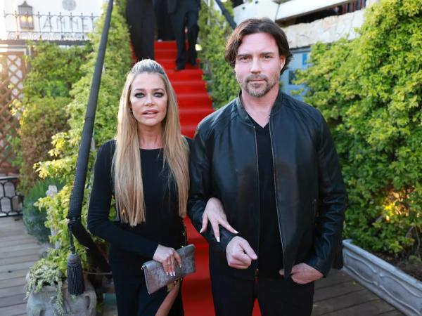 Как Дениз Ричардс пытается спасти 15 собак из семейного особняка
Как Дениз Ричардс пытается спасти 15 собак из семейного особняка