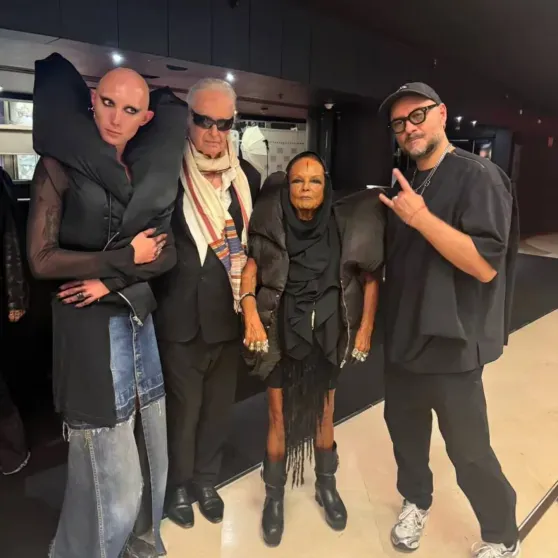 Поздравление на русском, два торта и встреча с Мишель Лами: Кирилл Серебренников показал, как отметил 56-летие в Париже Поздравление на русском, два торта и встреча с Мишель Лами: Кирилл Серебренников показал, как отметил 56-летие в Париже