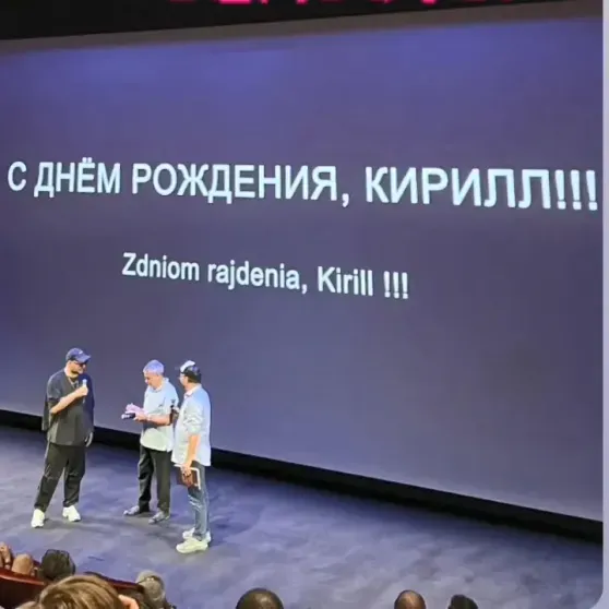 Поздравление на русском, два торта и встреча с Мишель Лами: Кирилл Серебренников показал, как отметил 56-летие в Париже Поздравление на русском, два торта и встреча с Мишель Лами: Кирилл Серебренников показал, как отметил 56-летие в Париже