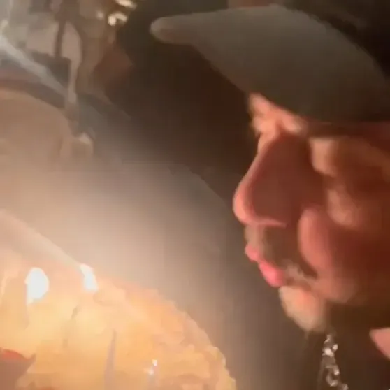 Поздравление на русском, два торта и встреча с Мишель Лами: Кирилл Серебренников показал, как отметил 56-летие в Париже Поздравление на русском, два торта и встреча с Мишель Лами: Кирилл Серебренников показал, как отметил 56-летие в Париже