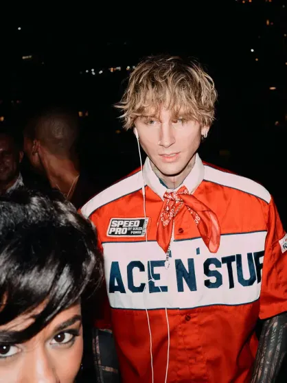 Сальма Хайек с дочерью, Machine Gun Kelly, Дакота Джонсон и супермодели посетили модную вечеринку в Нью-Йорке Сальма Хайек с дочерью, Machine Gun Kelly, Дакота Джонсон и супермодели посетили модную вечеринку в Нью-Йорке