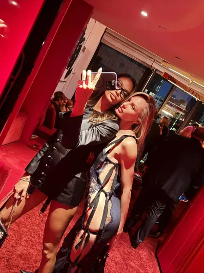 Сальма Хайек с дочерью, Machine Gun Kelly, Дакота Джонсон и супермодели посетили модную вечеринку в Нью-Йорке Сальма Хайек с дочерью, Machine Gun Kelly, Дакота Джонсон и супермодели посетили модную вечеринку в Нью-Йорке