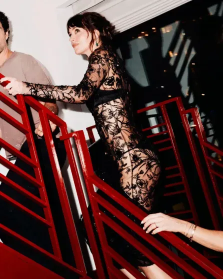 Сальма Хайек с дочерью, Machine Gun Kelly, Дакота Джонсон и супермодели посетили модную вечеринку в Нью-Йорке Сальма Хайек с дочерью, Machine Gun Kelly, Дакота Джонсон и супермодели посетили модную вечеринку в Нью-Йорке