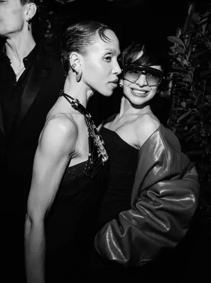 Сальма Хайек с дочерью, Machine Gun Kelly, Дакота Джонсон и супермодели посетили модную вечеринку в Нью-Йорке Сальма Хайек с дочерью, Machine Gun Kelly, Дакота Джонсон и супермодели посетили модную вечеринку в Нью-Йорке