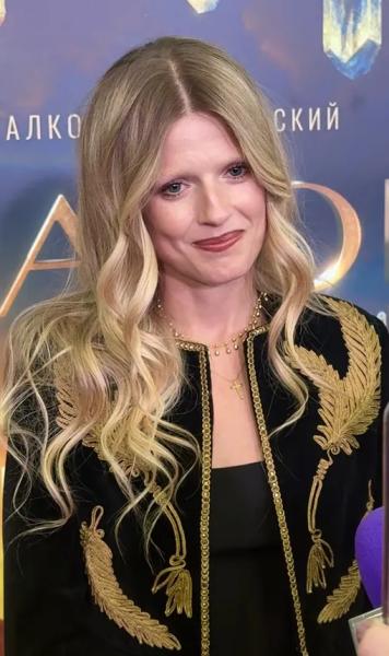 Софья Эрнст и Константин Хабенский представили фильм «Авиатор» в Москве Софья Эрнст и Константин Хабенский представили фильм «Авиатор» в Москве