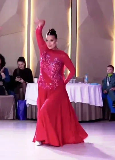 47-летняя Оксана Фёдорова приняла участие в турнире по бальным танцам