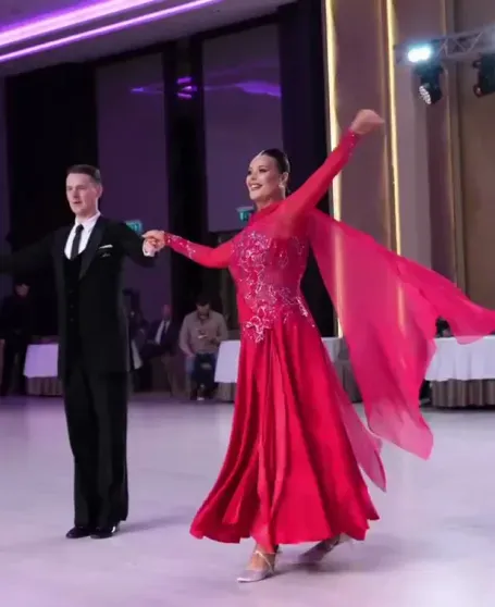 47-летняя Оксана Фёдорова приняла участие в турнире по бальным танцам