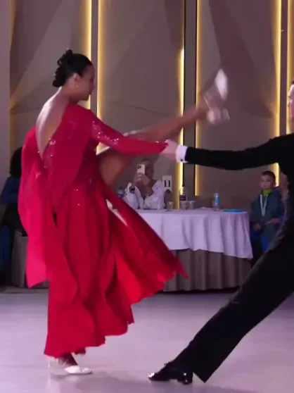 47-летняя Оксана Фёдорова приняла участие в турнире по бальным танцам