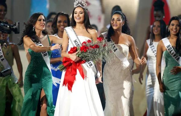 47-летняя Оксана Фёдорова приняла участие в турнире по бальным танцам