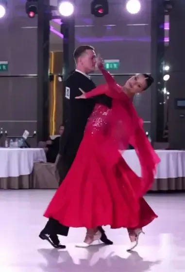 47-летняя Оксана Фёдорова приняла участие в турнире по бальным танцам