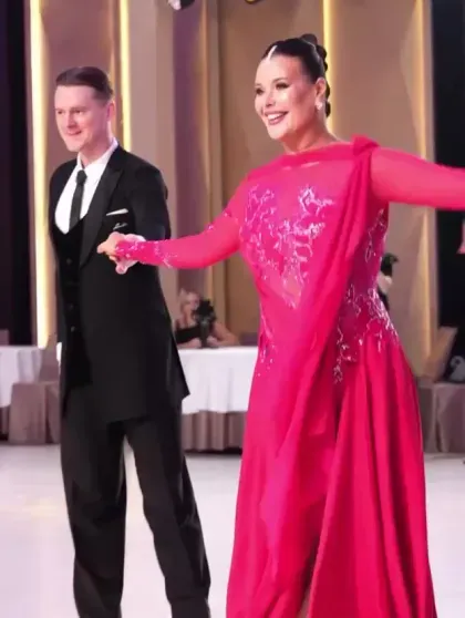 47-летняя Оксана Фёдорова приняла участие в турнире по бальным танцам