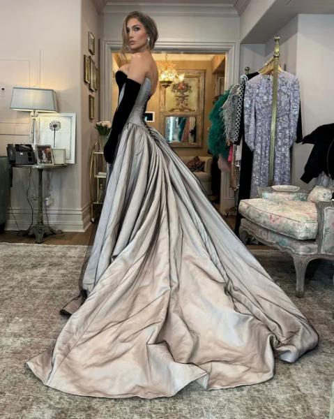 Сидни Суини в наряде со глубоким декольте и Дженнифер Лоуренс в платье с экстремальным разрезом появились на премии Сидни Суини в наряде со глубоким декольте и Дженнифер Лоуренс в платье с экстремальным разрезом появились на премии