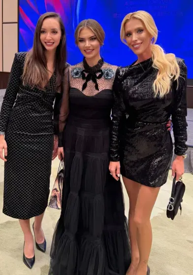 Алина Кабаева вышла в свет в вечернем платье