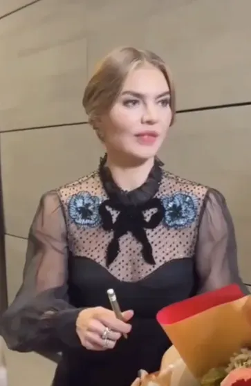 Алина Кабаева вышла в свет в вечернем платье