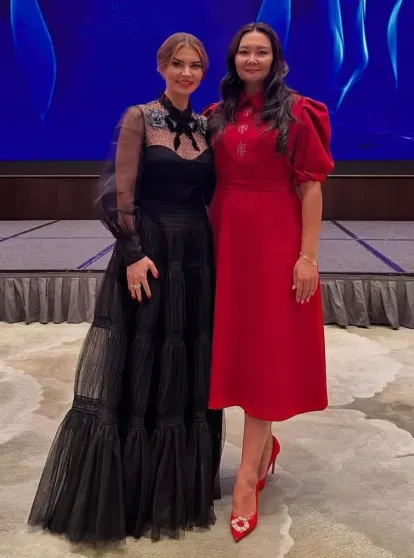 Алина Кабаева вышла в свет в вечернем платье