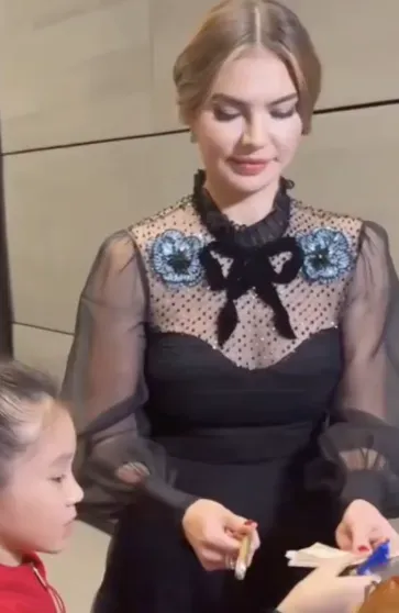 Алина Кабаева вышла в свет в вечернем платье