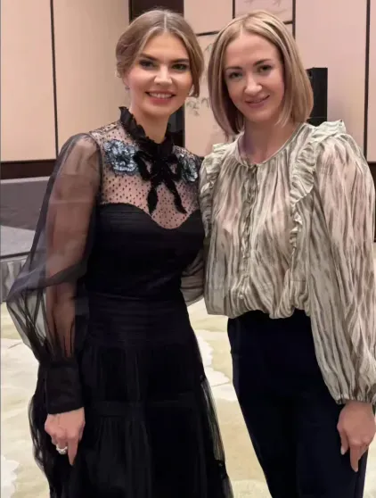 Алина Кабаева вышла в свет в вечернем платье