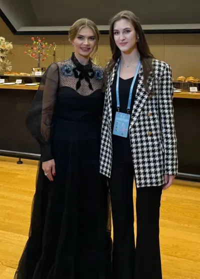 Алина Кабаева вышла в свет в вечернем платье