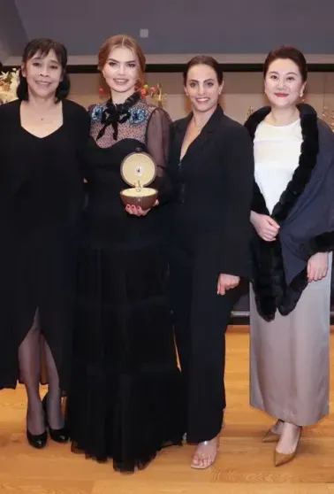 Алина Кабаева вышла в свет в вечернем платье