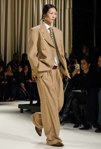 Как носить мужской галстук модной девушке этой зимой: 5 стильных решений Как носить мужской галстук модной девушке этой зимой: 5 стильных решений