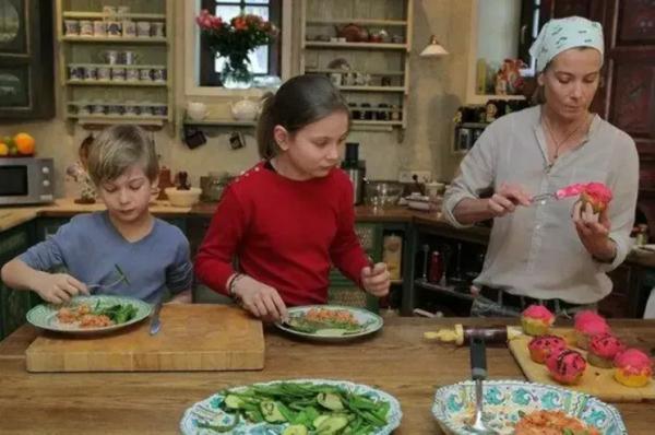 "Мы боремся". Юлия Высоцкая впервые рассказала о состоянии дочери Маши после аварии и комы