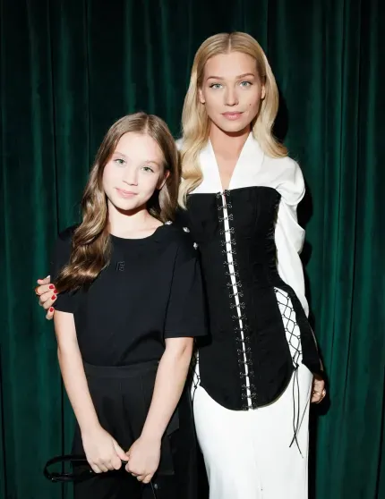 "Редкий фильм, который я могу показать дочери". Кристина Асмус с дочерью посетила премьеру фильма "Письмо Деду Морозу" "Редкий фильм, который я могу показать дочери". Кристина Асмус с дочерью посетила премьеру фильма "Письмо Деду Морозу"