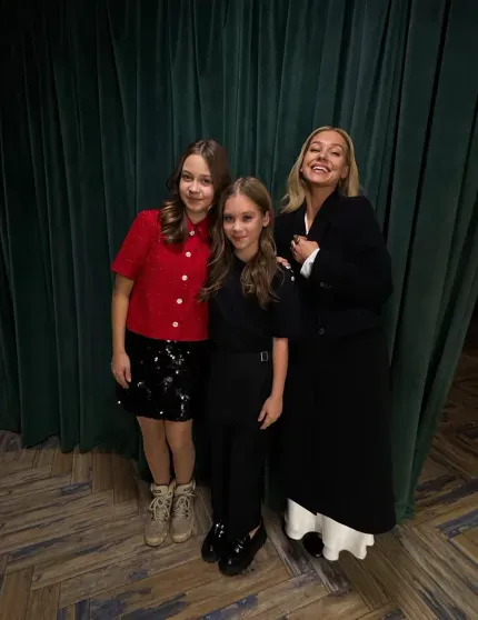 "Редкий фильм, который я могу показать дочери". Кристина Асмус с дочерью посетила премьеру фильма "Письмо Деду Морозу" "Редкий фильм, который я могу показать дочери". Кристина Асмус с дочерью посетила премьеру фильма "Письмо Деду Морозу"