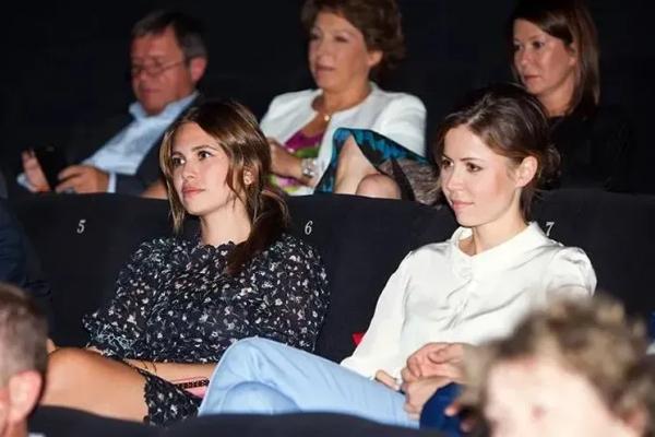 Сплетник выставлен на продажу Сплетник выставлен на продажу